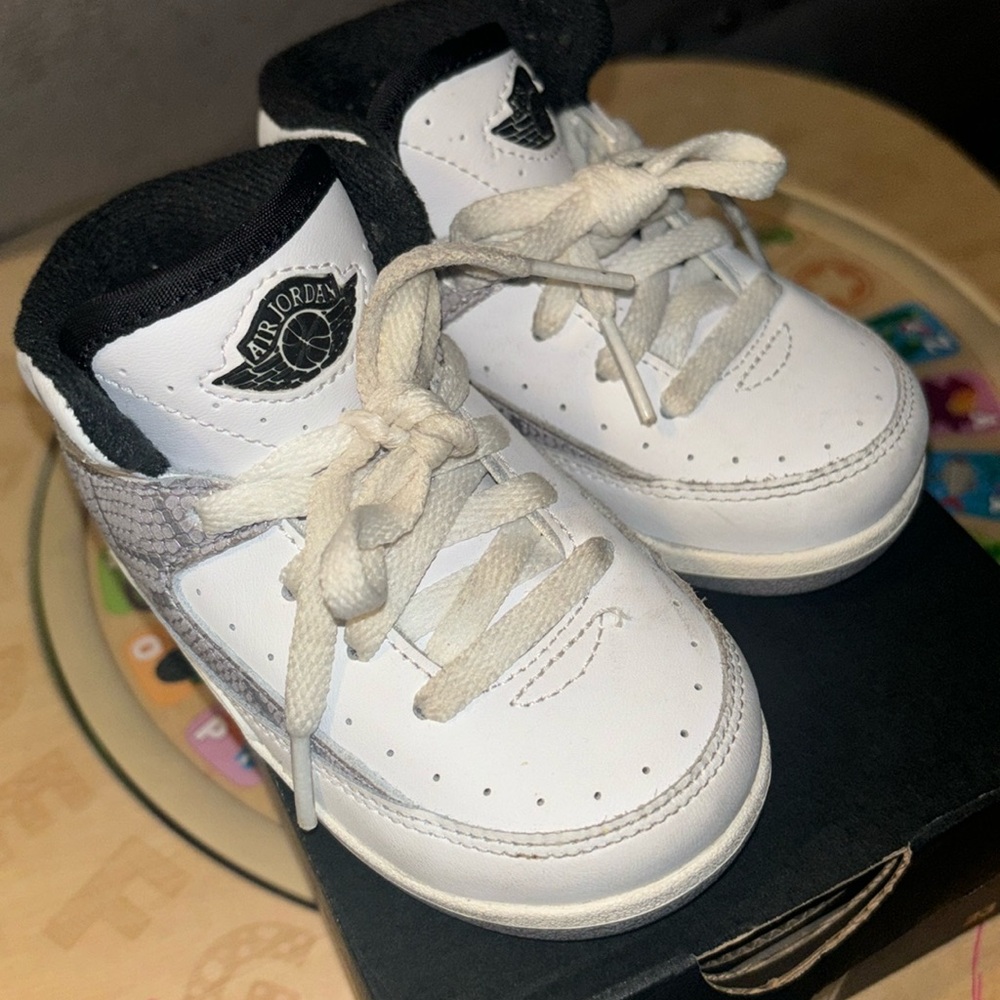 Air Jordan 2 Retro Black, White & Red Size 6C